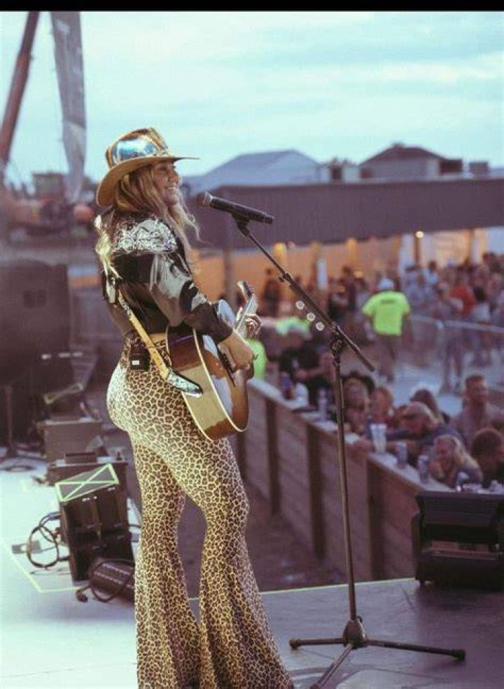 All About Jenee Fleenor: A Rising Star in Country Music