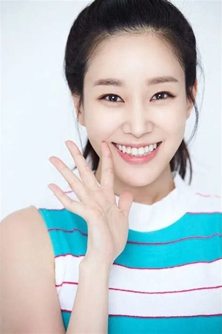 Lee Yi-Kyung: The Rising Star of Korean Entertainment