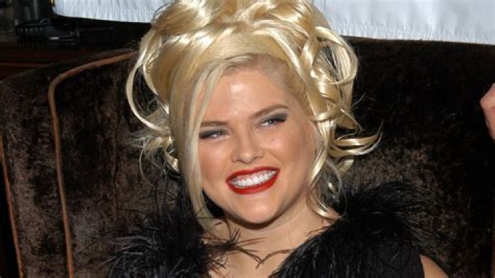 The Tragic Demise of Anna Nicole Smith: Unraveling the Mystery