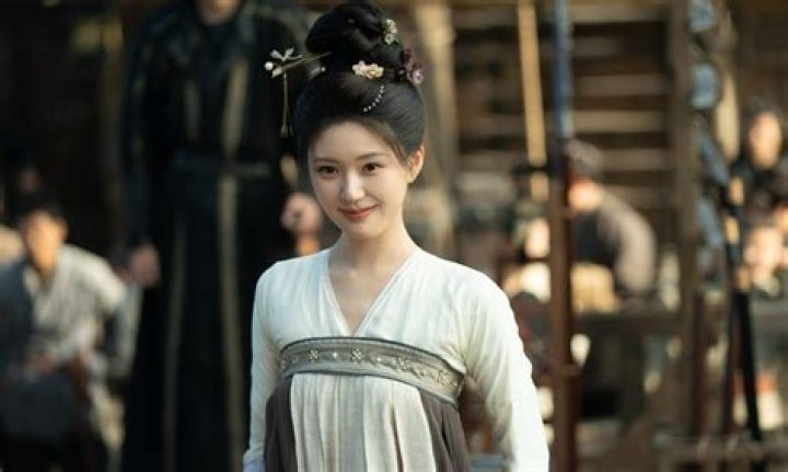 Zhao Lusi: The Rising Star of Chinese Entertainment